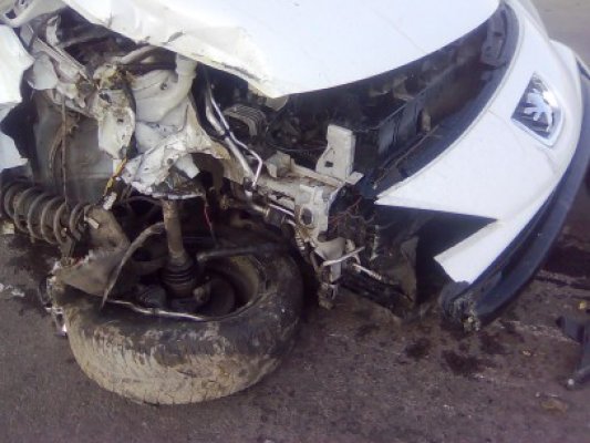 O şoferiţă beată rangă a distrus un stâlp de electricitate
